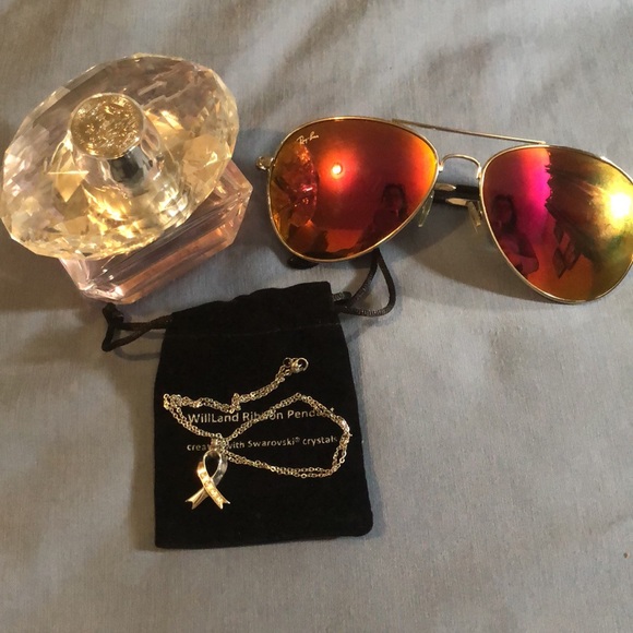 Swarovski necklace just setting in my closet - Picture 4 of 5